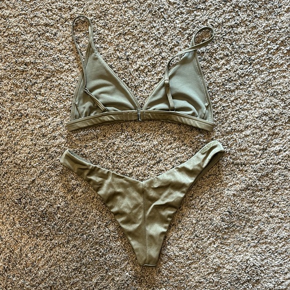 Billabong triangle bikini top and tanga bottoms - Picture 2 of 3